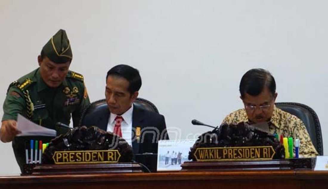Presiden Joko Widodo dan Wapres Jusuf Kalla saat memimpin rapat terbatas tentang proyek Blok Masela di kantor kepresidenan, Jakarta, Senin (1/2). Foto: Natalia/JPNN.com - JPNN.com