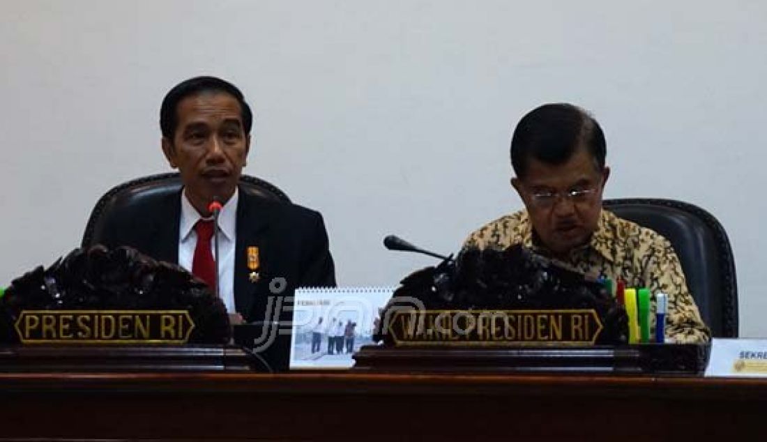 Presiden Joko Widodo dan Wapres Jusuf Kalla saat memimpin rapat terbatas tentang proyek Blok Masela di kantor kepresidenan, Jakarta, Senin (1/2). Foto: Natalia/JPNN.com - JPNN.com