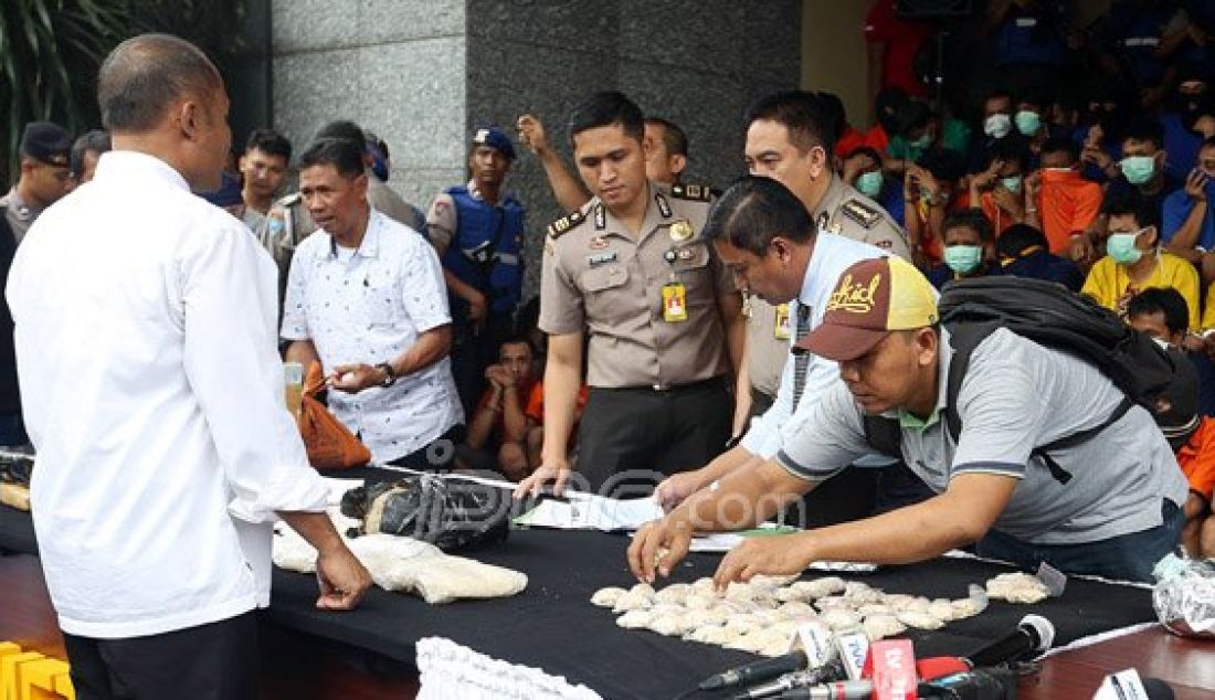Polda Metro Jaya beserta jajaran Polres menggelar barang bukti kasus narkoba di Polda Metro Jaya, Jakarta, Selasa (2/2). Hasil tersebut berasal dari 106 kasus narkoba selama 12 hari operasi dari 19-31 Januari 2016 dan mengamankan 135 orang. Foto: Ricardo/JPNN.com - JPNN.com