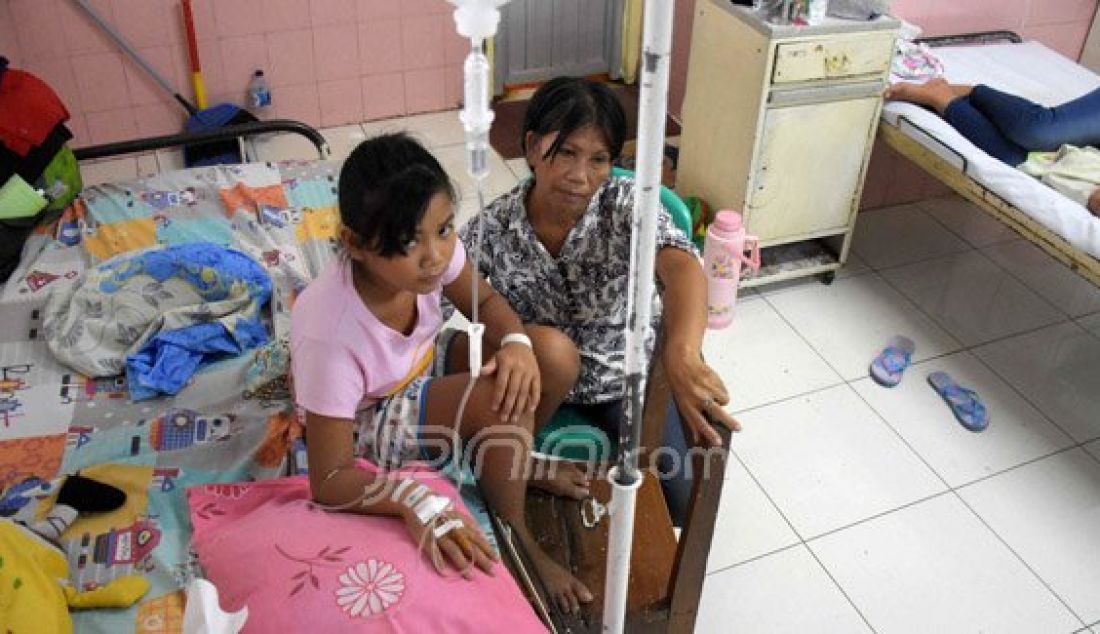 WASPADA: Sejumlah pasien anak sedang mendapat perawatan intensif di Instalasi Rawat Inap (Irina) E RSUP Prof Kandou, kotya Manado, Selasa (2/2). Foto: Reza/Manado Post/JPNN.com - JPNN.com