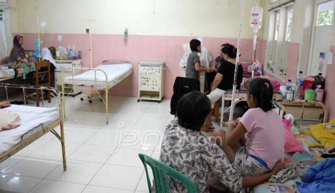 WASPADA: Sejumlah pasien anak sedang mendapat perawatan intensif di Instalasi Rawat Inap (Irina) E RSUP Prof Kandou, kotya Manado, Selasa (2/2). Foto: Reza/Manado Post/JPNN.com - JPNN.com