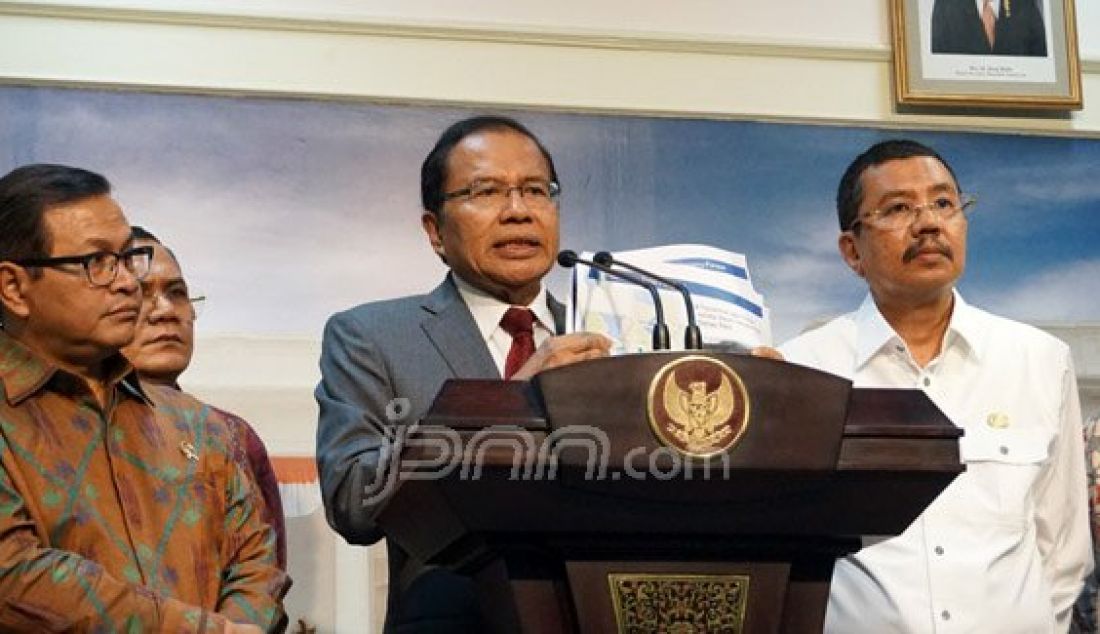 Menko Maritim Rizal Ramli di kantor presiden usai rapat tentang Danau Toba, Selasa (2/2). Foto: Natalia/JPNN.com - JPNN.com