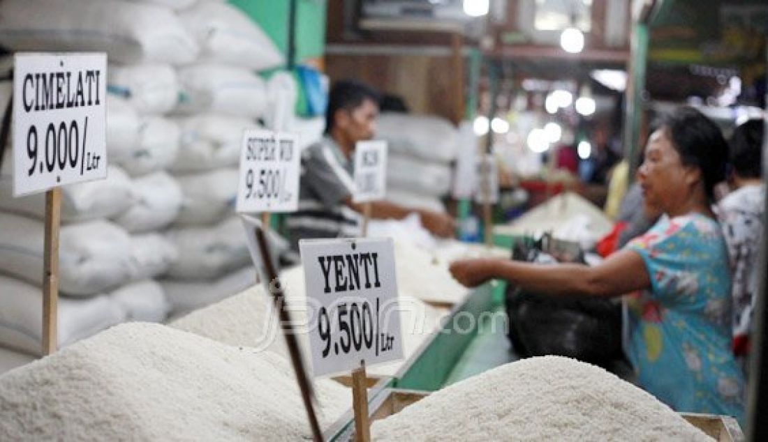 MAHAL: Pedagang beras melakukan transaksi jual beli beras di Pasar Sentral kota Gorontalo, Selasa (2/2). Saat ini, harga beras di kota Gorontalo mengalami kenaikan yang cukup tajam. Foto: Natha/Gorontalo Post/JPNN.com - JPNN.com