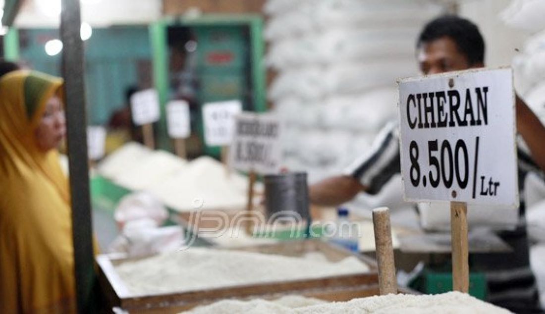 MAHAL: Pedagang beras melakukan transaksi jual beli beras di Pasar Sentral kota Gorontalo, Selasa (2/2). Saat ini, harga beras di kota Gorontalo mengalami kenaikan yang cukup tajam. Foto: Natha/Gorontalo Post/JPNN.com - JPNN.com