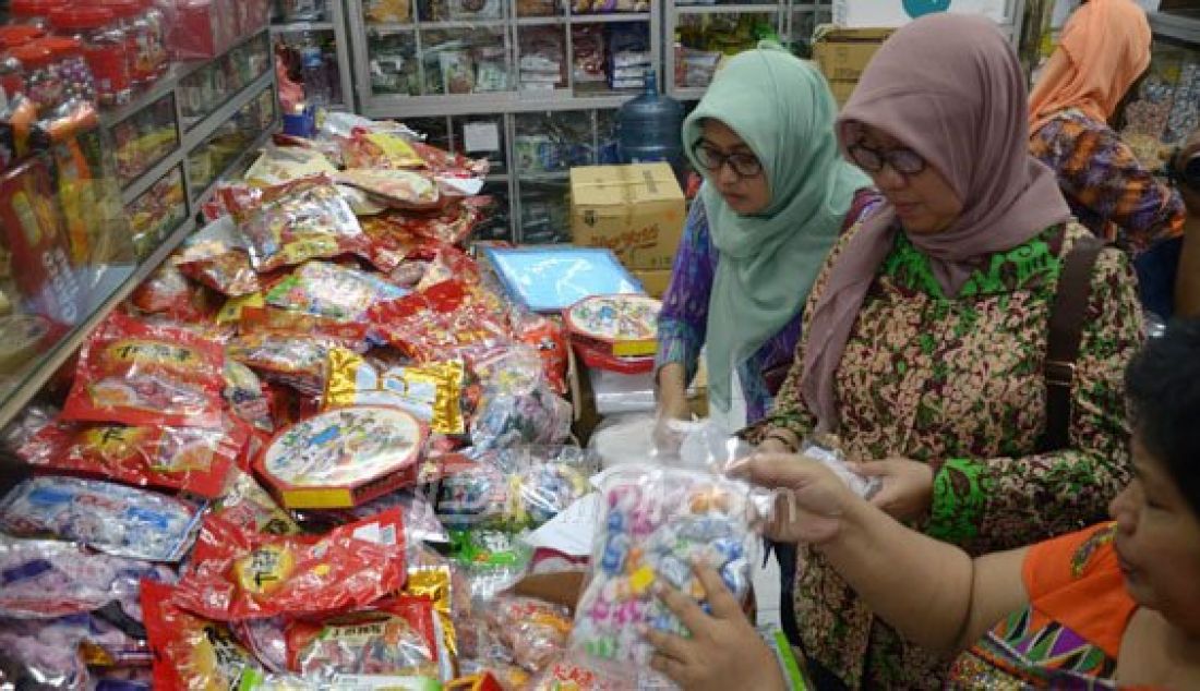 Sejumlah petugas dari BBPOM Surabaya menggelar sidak terhadap makanan di Pasar Atom, Surabaya, Selasa (2/2). Menjelang perayaan Imlek 2016, BBPOM gencar merazia mamin yang di jual di pasaran. Foto: Satria/Radar Surabaya/JPNN.com - JPNN.com