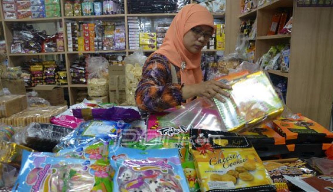 Sejumlah petugas dari BBPOM Surabaya menggelar sidak terhadap makanan di Pasar Atom, Surabaya, Selasa (2/2). Menjelang perayaan Imlek 2016, BBPOM gencar merazia mamin yang di jual di pasaran. Foto: Satria/Radar Surabaya/JPNN.com - JPNN.com