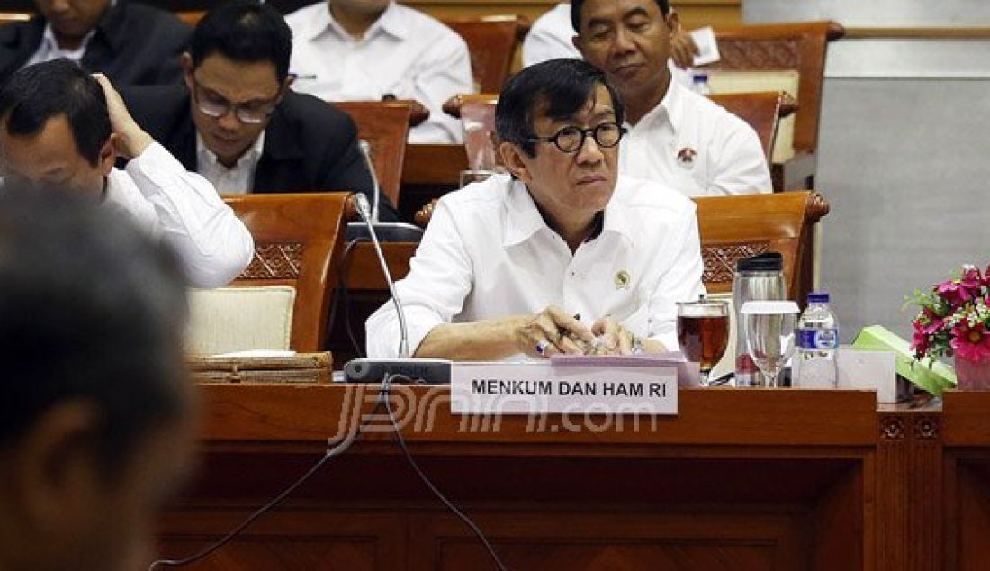 Menteri Hukum dan HAM Yasonna Laoly saat megikuti rapat kerja dengan Komisi III DPR, Jakarta, Rabu (3/2). Rapat tersebut membahas legislasi, pengawasan dan temuan Hapsem BPK RI Semester I Tahun 2015. Foto: Ricardo/JPNN.com - JPNN.com