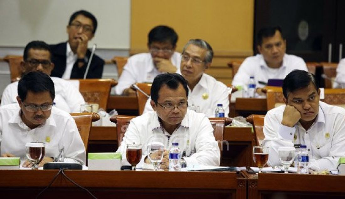 Dirjen Imigrasi Ronny F Sompie megikuti rapat kerja dengan Komisi III DPR, Jakarta, Rabu (3/2). Rapat tersebut membahas legislasi, pengawasan dan temuan Hapsem BPK RI Semester I Tahun 2015. Foto: Ricardo/JPNN.com - JPNN.com