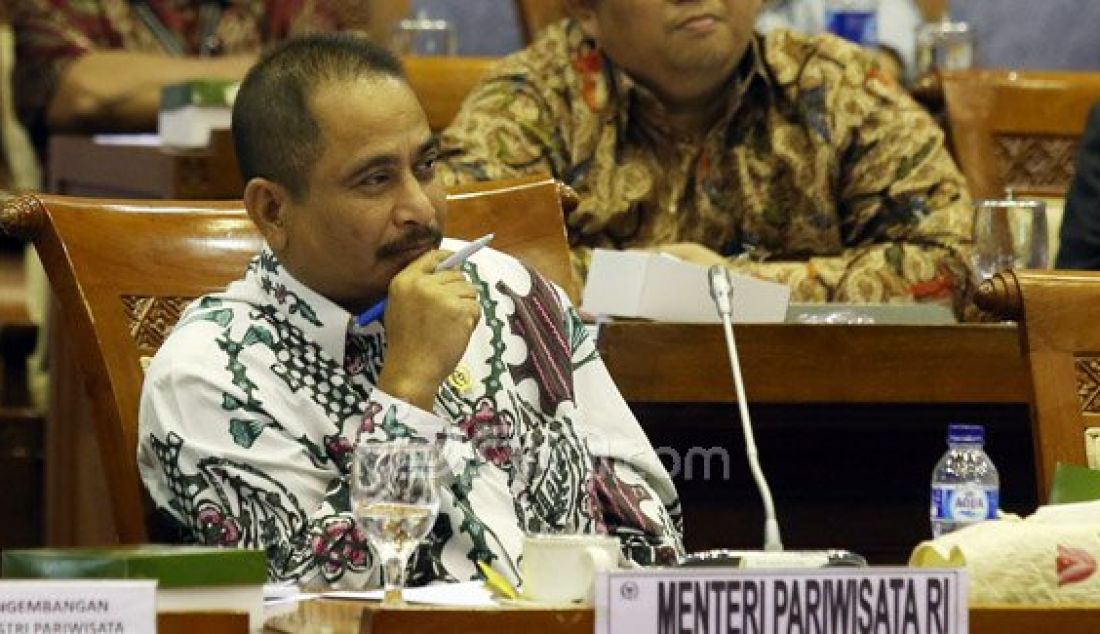 Menteri Pariwisata Arief Yahya saat mengikuti rapat kerja dengan Komisi X DPR di Ruang Rapat Komisi X DPR, Jakarta, Rabu (3/2). Rapat tersebut membahas Kesiapan pelaksanaan APBN Tahun 2016, Rencana promosi Pariwisata Mancanegara tahun 2016 dan realisasi target Wisman. Foto: Ricardo/JPNN.com - JPNN.com