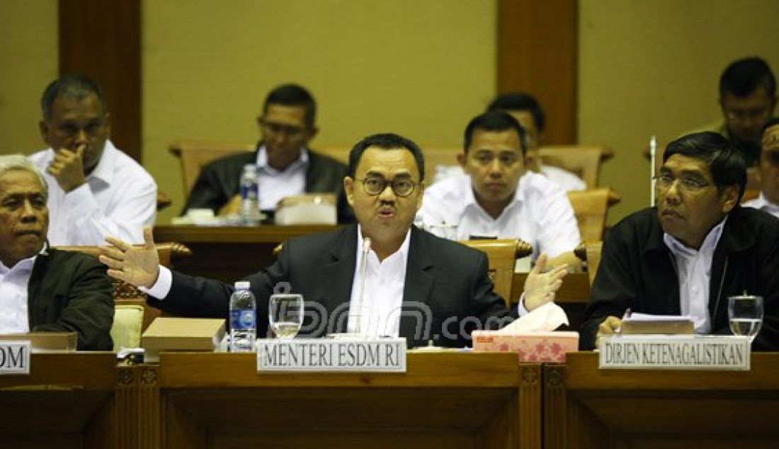 Menteri Energi dan Sumber Daya Mineral (ESDM) Sudirman Said saat mengikuti rapat kerja dengan Komisi VII DPR, Jakarta, Rabu (3/2). Raker tersebut membahas dua persoalan pokok utama, yakni ketenagalistrikan dan seleksi atau fit and proper test pimpinan Badan Pengatur Hilir Minyak dan Gas Bumi (BPH Migas). Foto: Ricardo/JPNN.com - JPNN.com