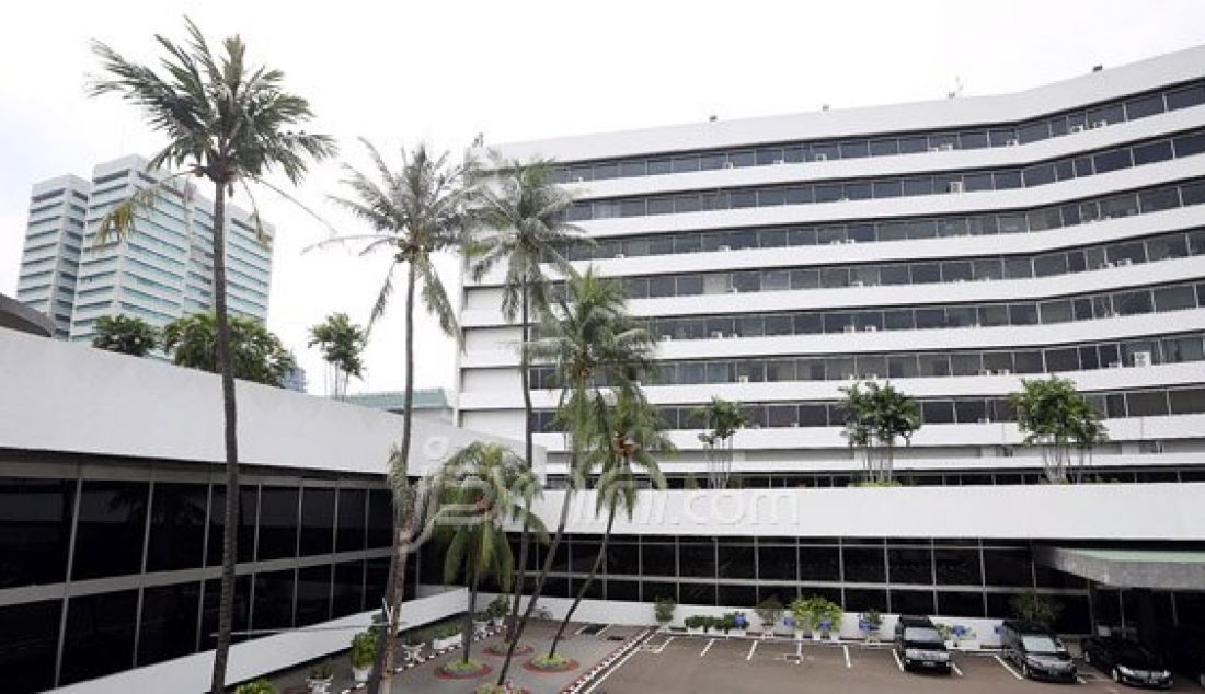 Ketujuh Pohon Kelapa yang ada di depan Gedung kura-kura MPR, Senayan, Jakarta, Rabu (3/2). Ketujuh Pohon tersebut kabarnya memiliki daya mistik yang kuat. Foto : Ricardo/JPNN.com - JPNN.com