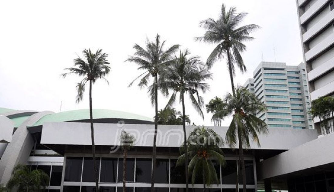 Ketujuh Pohon Kelapa yang ada di depan Gedung kura-kura MPR, Senayan, Jakarta, Rabu (3/2). Ketujuh Pohon tersebut kabarnya memiliki daya mistik yang kuat. Foto : Ricardo/JPNN.com - JPNN.com