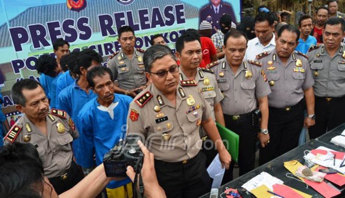 HASIL TANGKAPAN: Puluhan pelaku tindak kriminal di Kota Cirebon diperlihatkan saat ekspos di halaman Mapolres Ciko, Rabu (3/2). Foto: Andri/Radar Cirebon/JPNN.com - JPNN.com