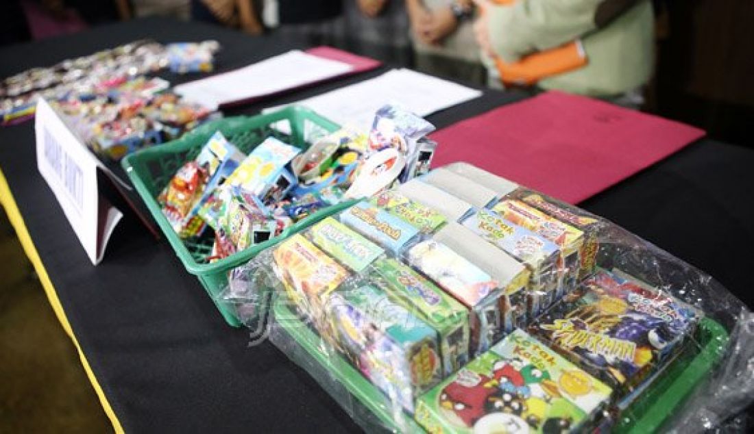 Barang bukti mainan dan makanan yang diduga mirip alat kontrasepsi diekspose di Ditreskrimsus Polda Metro Jaya, Jakarta, Kamis (4/2). Polisi menyatakan bahwa mainan tersebut tidak mengandung bahan berbahaya dan bukan alat kontrsepsi. Foto: Ricardo/JPNN.com - JPNN.com