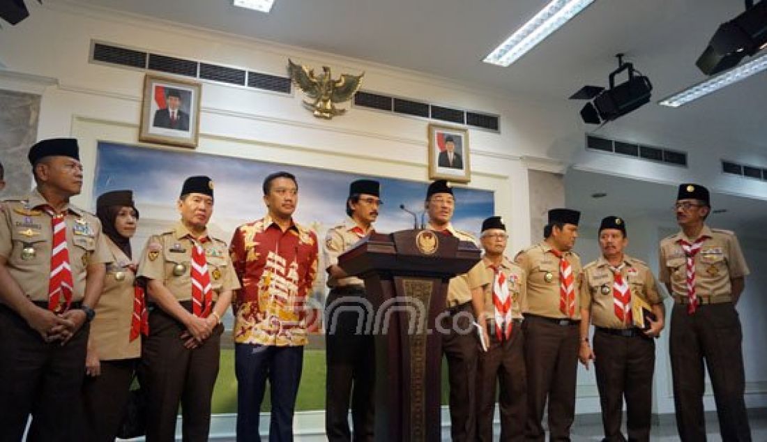 Pimpinan Kwartir Nasional Gerakan Pramuka dan Menpora Imam Nahrawi jumpa pers usai melakukan pertemuan dengan Presiden Joko Widodo di Istana Merdeka, Jumat (5/2). Foto: Natalia/JPNN.com - JPNN.com