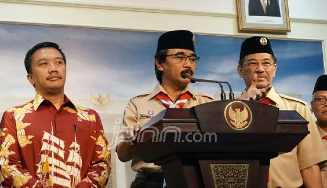 Pimpinan Kwartir Nasional Gerakan Pramuka dan Menpora Imam Nahrawi jumpa pers usai melakukan pertemuan dengan Presiden Joko Widodo di Istana Merdeka, Jumat (5/2). Foto: Natalia/JPNN.com - JPNN.com