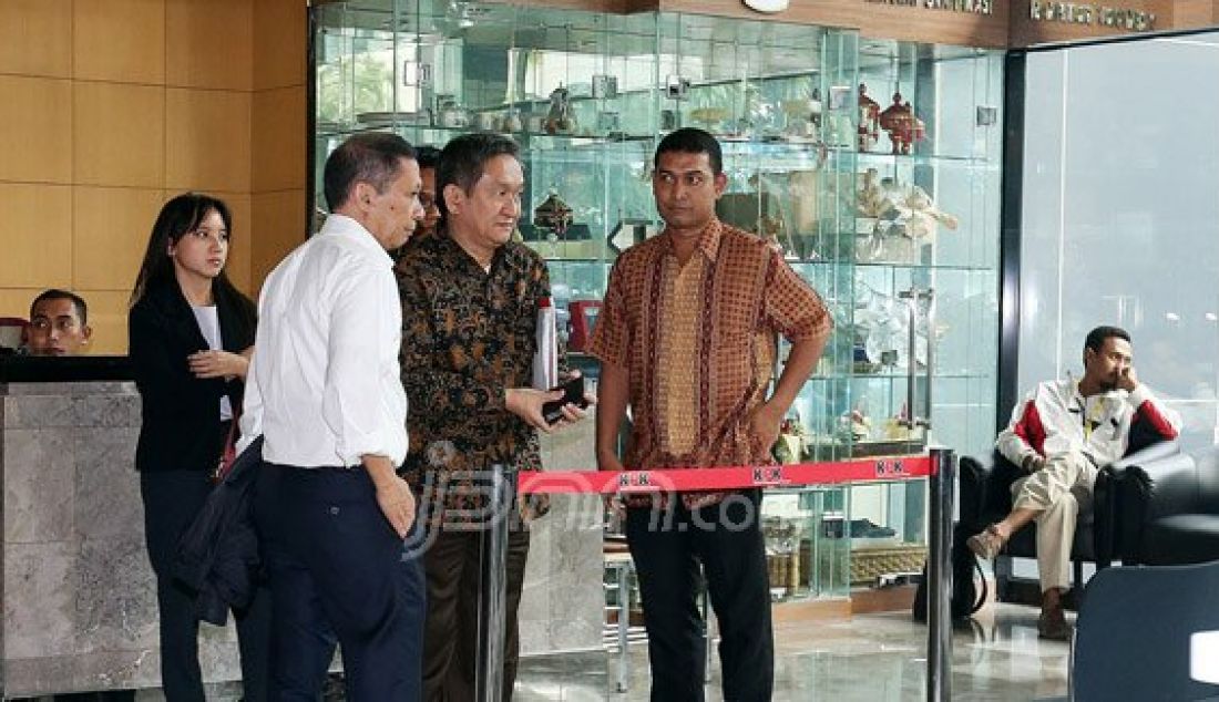 Tersangka korupsi pengadaan quay container crane (QCC) di Pelindo II tahun 2010 Richard Joost (RJ) Lino usai menjalani pemeriksaan di gedung KPK, Kuningan, Jakarta, Jumat (5/2). Lino diperiksa sebagai tersangka sekitar 7 jam. Foto: Ricardo/JPNN.com - JPNN.com