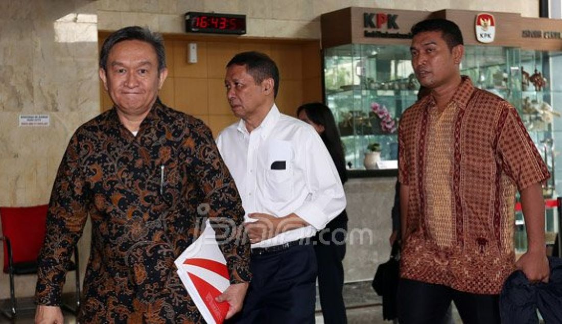 Tersangka korupsi pengadaan quay container crane (QCC) di Pelindo II tahun 2010 Richard Joost (RJ) Lino usai menjalani pemeriksaan di gedung KPK, Kuningan, Jakarta, Jumat (5/2). Lino diperiksa sebagai tersangka sekitar 7 jam. Foto: Ricardo/JPNN.com - JPNN.com