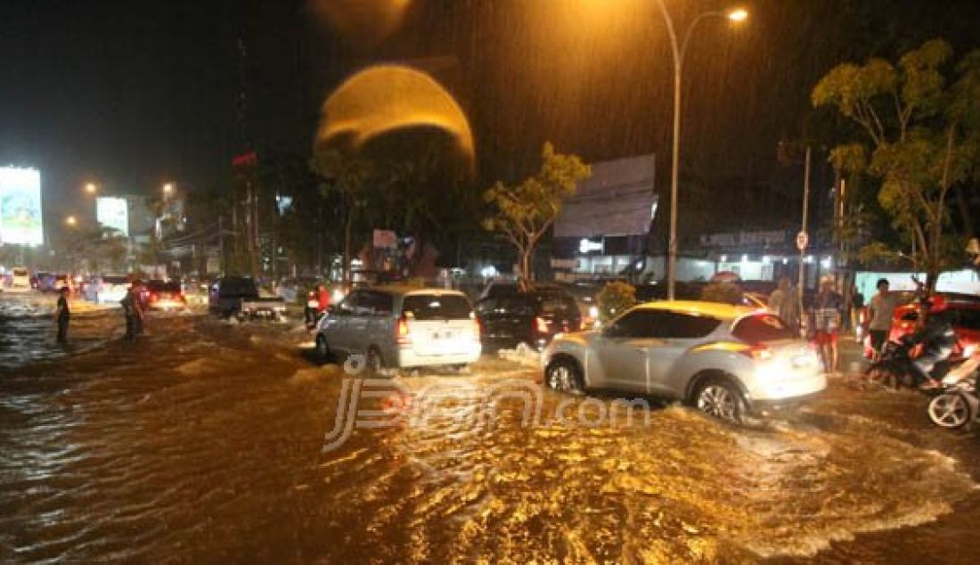 BANJIR: Hujan lebat yang mengguyur Kota Cirebon dan sekitarnya, membuat beberapa ruas jalan protokol yang memilki drainase kurang bagus terendam hingga setinggi lutut orang dewasa, Jumat (5/2). Seperti di Jl Cipto MK Kota Cirebon yang diklaim bebas banjir oleh pemerintah Kota. Foto: Okri/Radar Cirebon/JPNN.com - JPNN.com