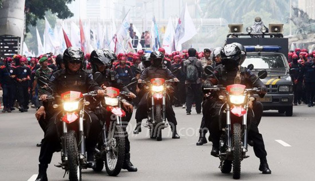 Petugas gabungan Polda Metro Jaya dan Polres Jakarta Pusat saat mengawal aksi unjukrasa buruh di Jakarta, Sabtu (6/2). Massa buruh menolak terjadinya PHK dan upah murah. Foto: Ricardo/JPNN.com - JPNN.com