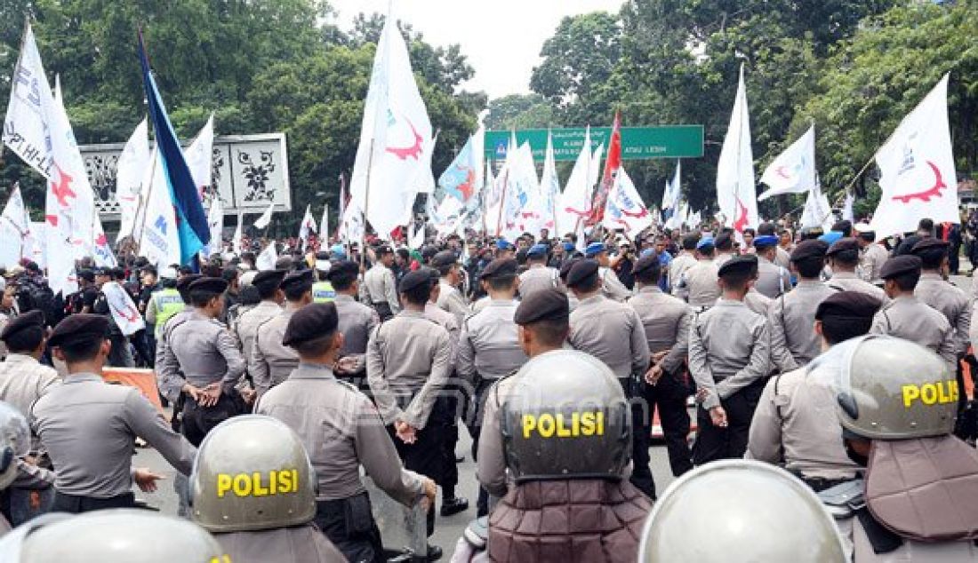 Petugas gabungan Polda Metro Jaya dan Polres Jakarta Pusat saat mengawal aksi unjukrasa buruh di Jakarta, Sabtu (6/2). Massa buruh menolak PHK dan upah murah. Foto: Ricardo/JPNN.com - JPNN.com