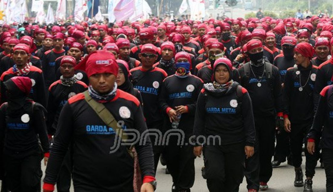 Ribuan buruh saat menggelar aksi unjukrasa di Jakarta, Sabtu (6/2). Buruh menolak PHK dan menolak upah murah. Foto: Ricardo/JPNN.com - JPNN.com