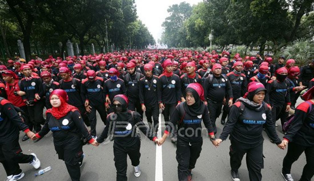 Ribuan buruh saat menggelar aksi unjukrasa di Jakarta, Sabtu (6/2). Buruh menolak PHK dan menolak upah murah. Foto: Ricardo/JPNN.com - JPNN.com