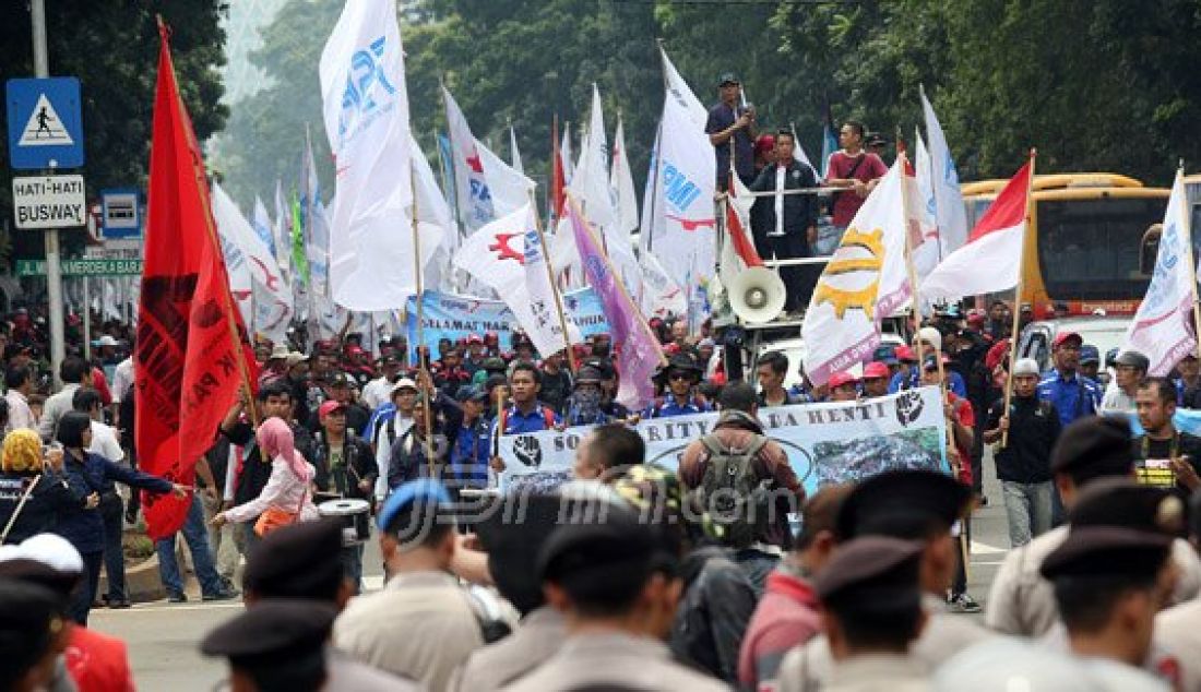 Ribuan buruh saat menggelar aksi unjukrasa di Jakarta, Sabtu (6/2). Buruh menolak PHK dan menolak upah murah. Foto: Ricardo/JPNN.com - JPNN.com