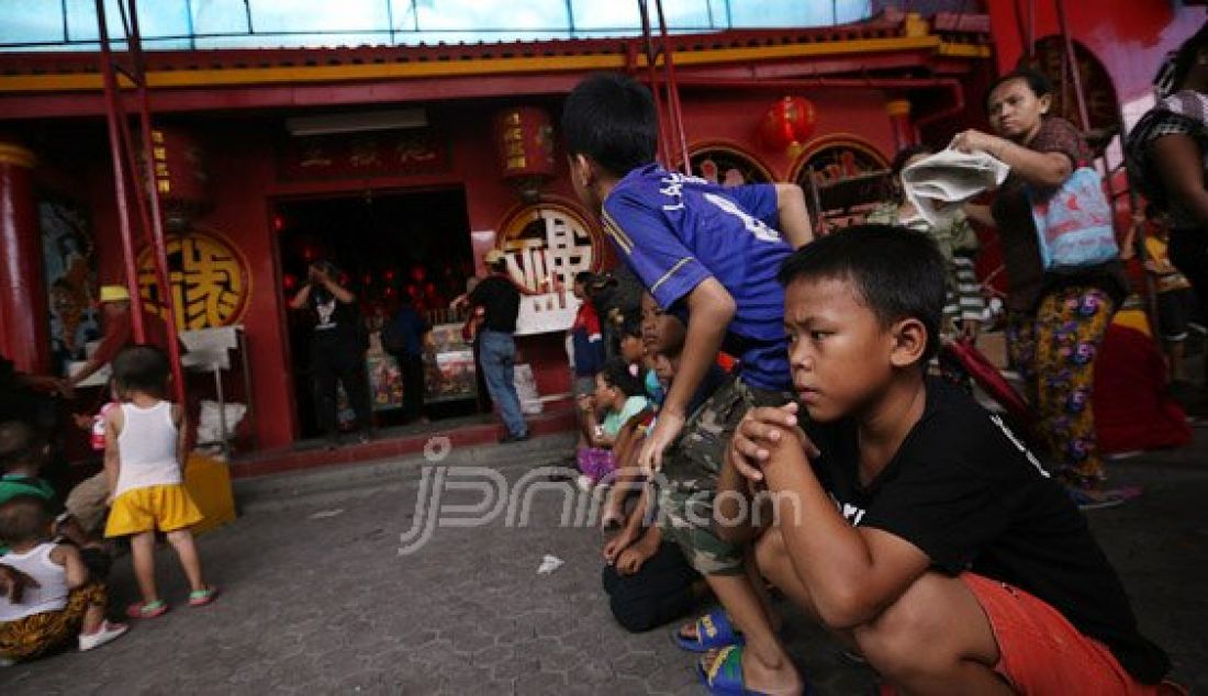 Warga miskin saat menantikan angpau dari pengunjung Vihara Dharma Bhakti pada perayaan tahun baru Imlek 2567, Petak Sembilan, Glodok, Jakarta Barat, Senin (8/2). Foto: Ricardo/JPNN.com - JPNN.com