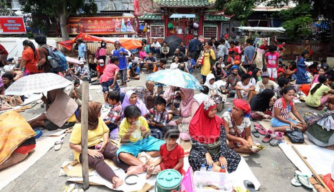Warga miskin saat menantikan angpau dari pengunjung Vihara Dharma Bhakti pada perayaan tahun baru Imlek 2567, Petak Sembilan, Glodok, Jakarta Barat, Senin (8/2). Foto: Ricardo/JPNN.com - JPNN.com
