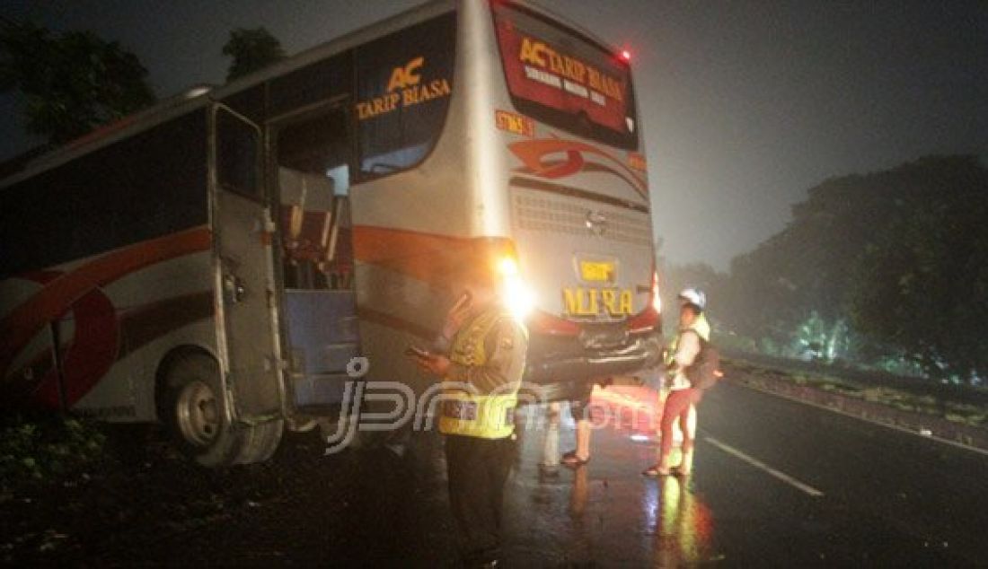 CELAKA: Separo bodi bus Mira masuk sawah di Jl Bypass Balongmojo, Kab. Mojokerto, Jawa Timur, Minggu (7/2). Kejadian akibat sopir bus ugal-ugalan di jalan raya. Foto: Farisma/Radar Mojokerto/JPNN.com - JPNN.com