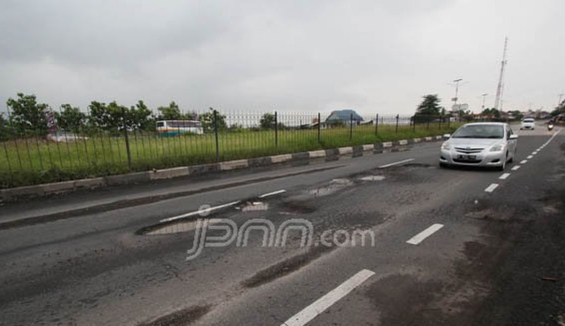 EKSTRA HATI-HATI: Jalan berlubang menghantui para pengendara yang melewati Jl Tegalkarang Kabupaten Cirebon, Senin (8/2). Ditambah cuaca hujan lubang-lubang tersebut lebih membahayakan para pengendara sepeda motor. Foto: Okri/Radar Cirebon/JPNN.com - JPNN.com