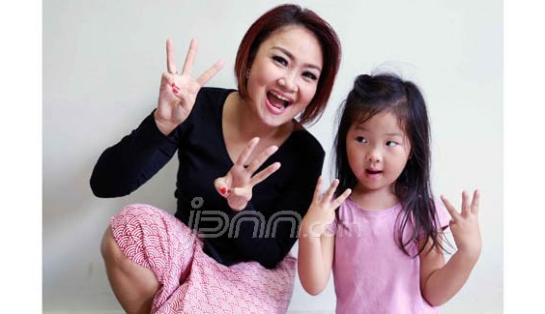 TAMBAH USIA: Aktris Cici Panda bersama putrinya, Alika, Selasa (9/2). Foto: Fedrik/Jawa Pos - JPNN.com