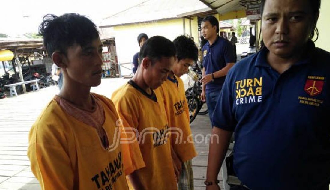 Tiga pemerkosa siswi SMP saat diekspose di Mapolres Kapuas Hulu, Selasa (9/2). Foto: Andreas/Rakyat Kalbar/JPNN.com - JPNN.com