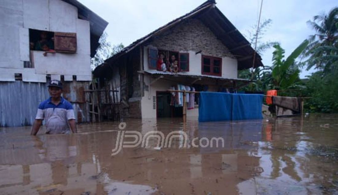 Paska diguyur hujan deras, Puluhan rumah di Jalan Ridwan Rais, Kali Balau Kencana Kota Bandarlampung terendam air hingga sepinggang orang dewasa, Selasa (9/2). Foto: Tegar/Radar Lampung/JPNN.com - JPNN.com