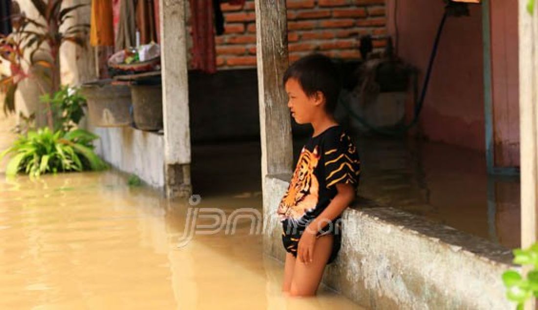 TERGENANG: Rumah warga di desa Ledok Wetan, yang tepat berada di pinggir aliran air sungai bengawan solo terendam banjir akibat terimbas luapan, Selasa (9/2). Foto: Nurcholis/Radar Bojonegoro/JPNN.com - JPNN.com