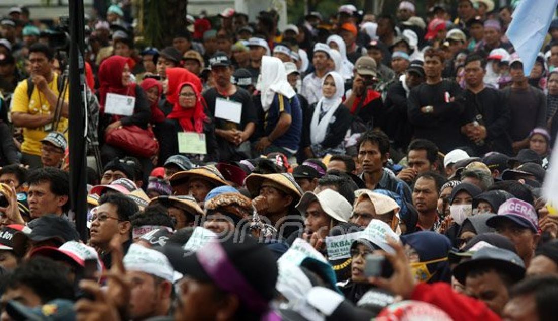 Ribuan honorer K2 melakukan aksi unjukrasa di depan Istana Merdeka, Jakarta, Rabu (10/2). Mereka meminta kepada Presiden Jokowi untuk segera mengangkat honorer K2 menjadi PNS. Foto: Ricardo/JPNN.com - JPNN.com