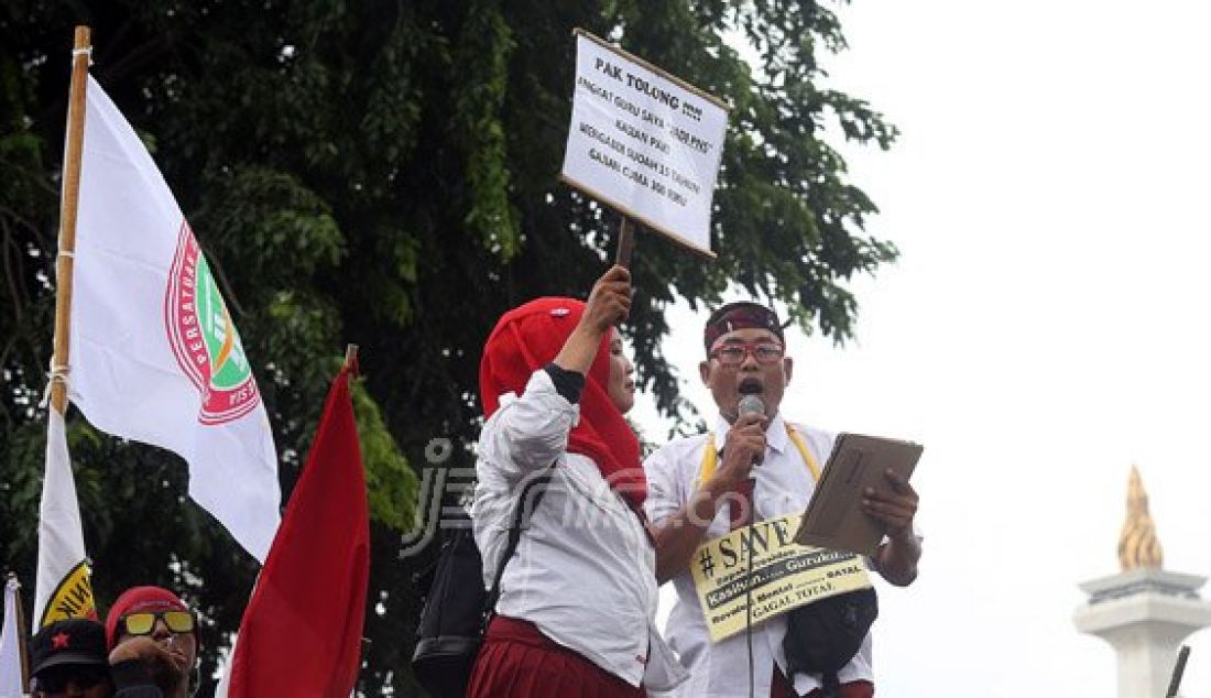 Ribuan honorer K2 melakukan aksi unjukrasa di depan Istana Merdeka, Jakarta, Rabu (10/2). Mereka meminta kepada Presiden Jokowi untuk segera mengangkat honorer K2 menjadi PNS. Foto: Ricardo/JPNN.com - JPNN.com