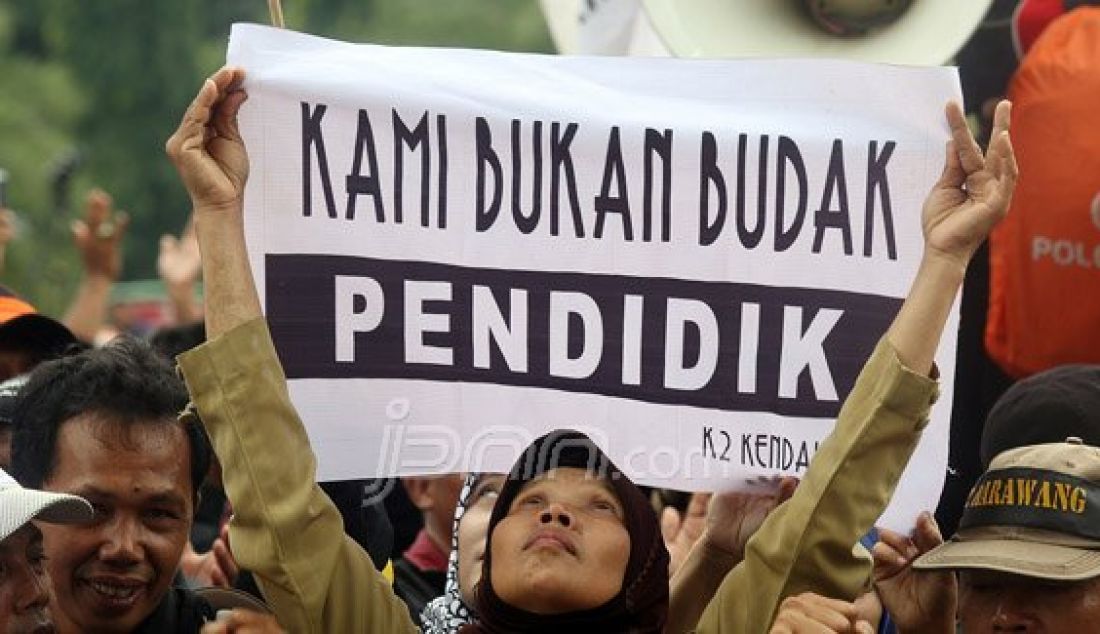Ribuan honorer K2 melakukan aksi unjukrasa di depan Istana Merdeka, Jakarta, Rabu (10/2). Dalam aksinya, honorer K2 meminta kepada Presiden Jokowi untuk segera mengangkat honorer K2 menjadi PNS. Foto: Ricardo/JPNN.com - JPNN.com