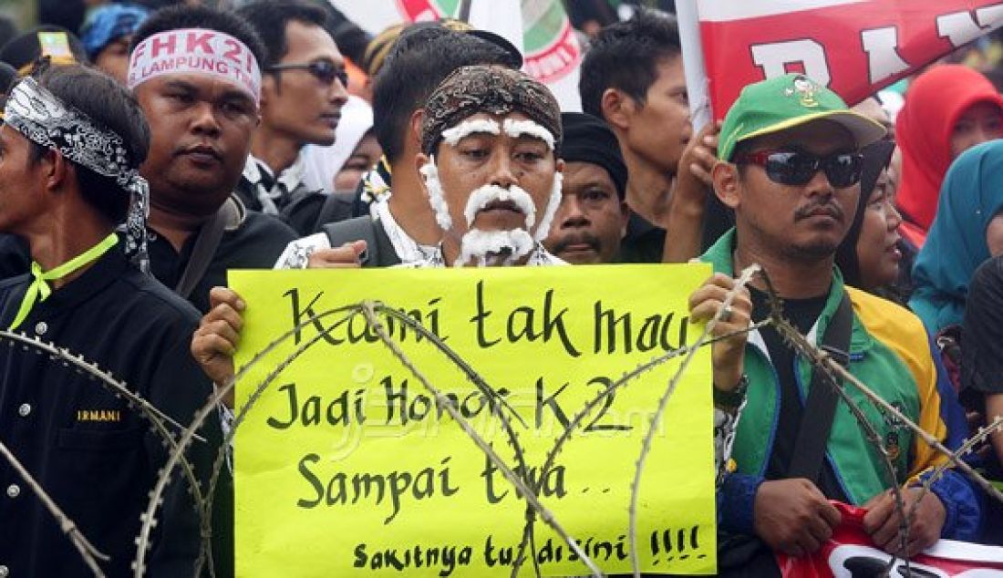 Ribuan honorer K2 melakukan aksi unjukrasa di depan Istana Merdeka, Jakarta, Rabu (10/2). Dalam aksinya, honorer K2 meminta kepada Presiden Jokowi untuk segera mengangkat honorer K2 menjadi PNS. Foto: Ricardo/JPNN.com - JPNN.com