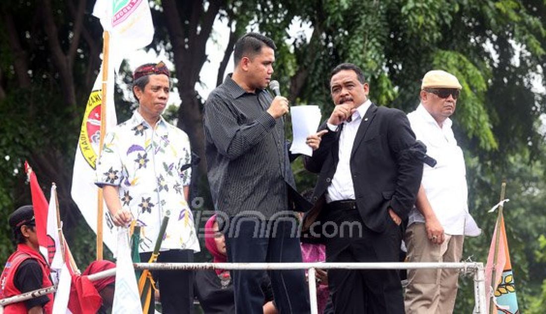 Anggota Komisi II DPR Arteria Dahlan (kedua Kiri) bersama Anggota DPD dan DPR lain saat berada di kerumunan massa honorer K2 memberikan dukungan kepada honorer di depan Istana Merdeka, Jakarta, Rabu (10/2). DPR dan DPD siap membantu honorer K2 memperjuangkan haknya menjadi PNS. Foto: Ricardo/JPNN.com - JPNN.com