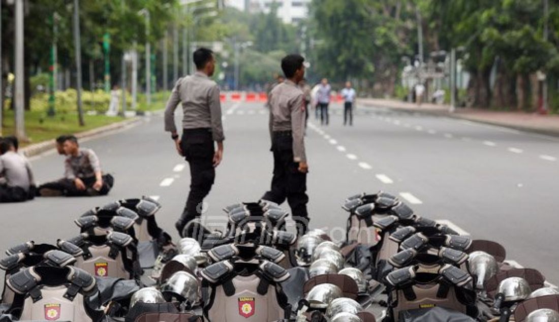Petugas gabungan dari Polda Metro Jaya dan Polres Jakarta Pusat mengawal aksi demo Honorer K2 di depan Istana Merdeka, Jakarta, Rabu (10/2). Foto : Ricardo/JPNN.com - JPNN.com
