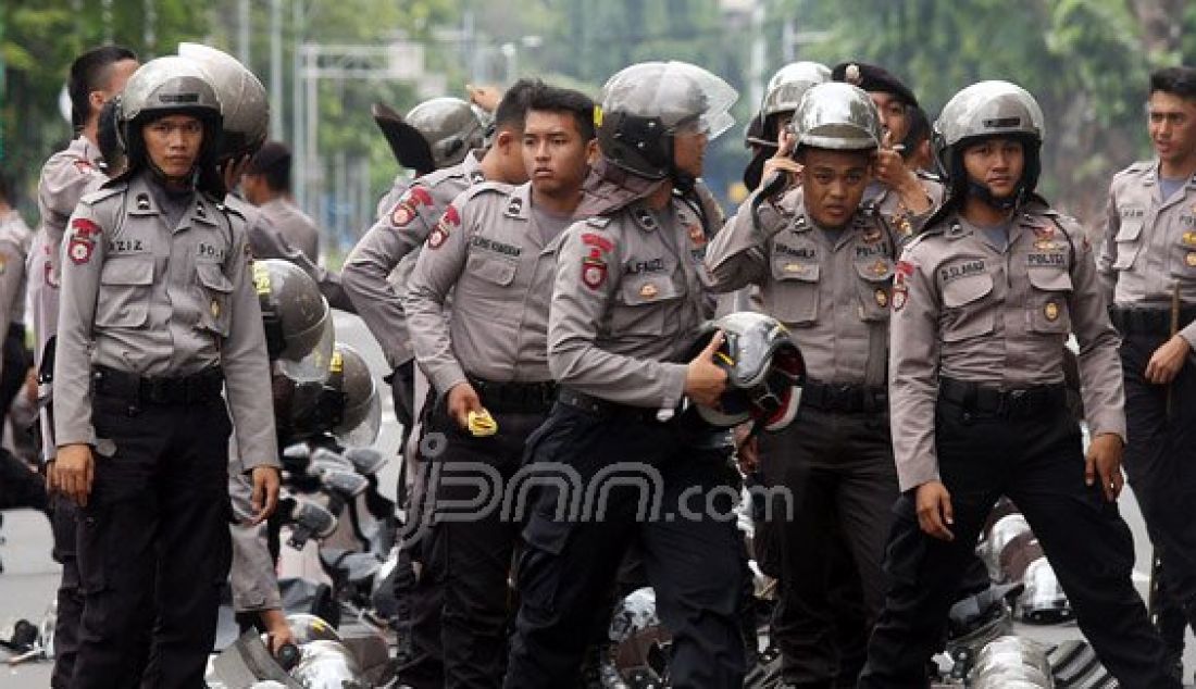 Petugas gabungan dari Polda Metro Jaya dan Polres Jakarta Pusat mengawal aksi demo Honorer K2 di depan Istana Merdeka, Jakarta, Rabu (10/2). Foto : Ricardo/JPNN.com - JPNN.com