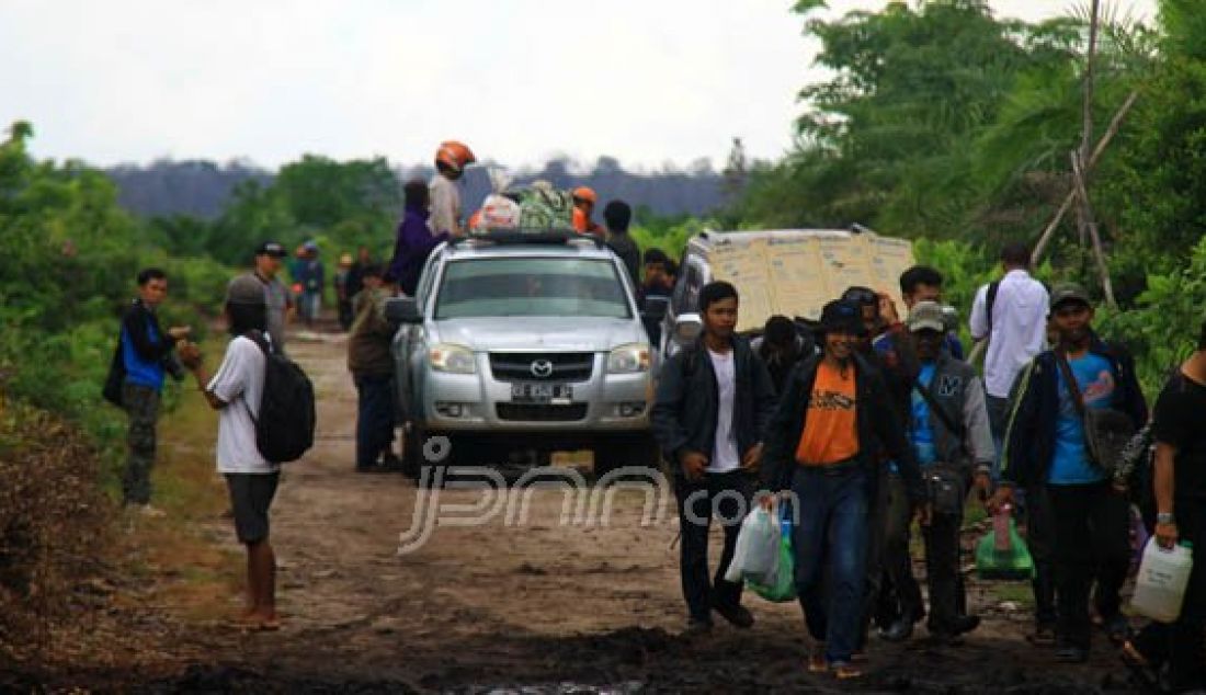 DIEVAKUASI: Ratusan warga eks anggota Gafatar dievakuasi menuju kantor Dinas Sosial dan Tenaga Kerja, Kota Palangka Raya, Selasa (9/2). Foto: Denar/Kalteng Pos/JPNN.com - JPNN.com