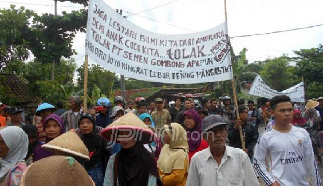 Warga dari sejumlah desa di wilayah kawasan kars Gombong selatan melakukan konvoi menolak rencana penambangan PT Semen Gombong, di wilayah mereka, Rabu (10/2). Foto: Sudarmo/Radar Banyumas/JPNN.com - JPNN.com
