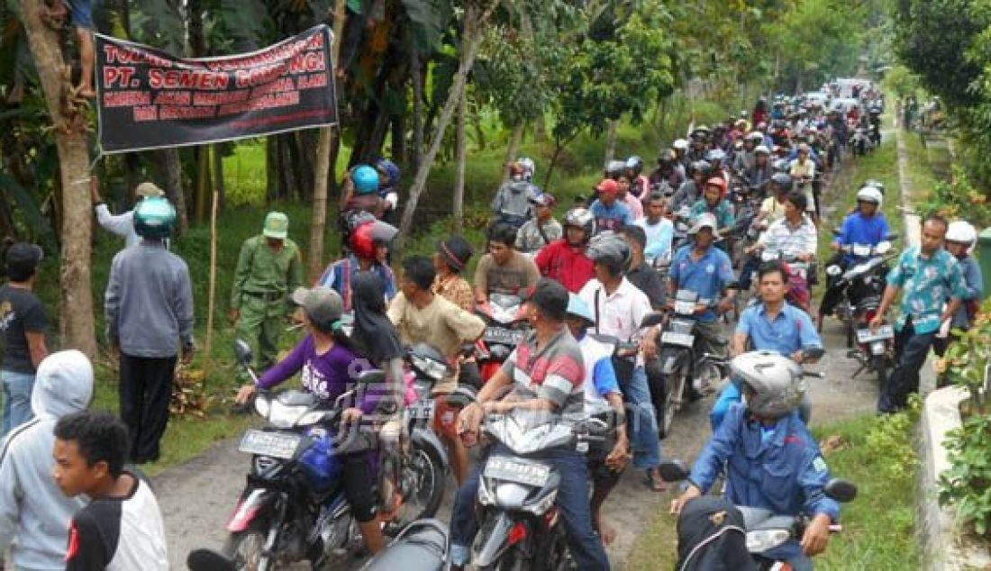 Warga dari sejumlah desa di wilayah kawasan kars Gombong selatan melakukan konvoi menolak rencana penambangan PT Semen Gombong, di wilayah mereka, Rabu (10/2). Foto: Sudarmo/Radar Banyumas/JPNN.com - JPNN.com