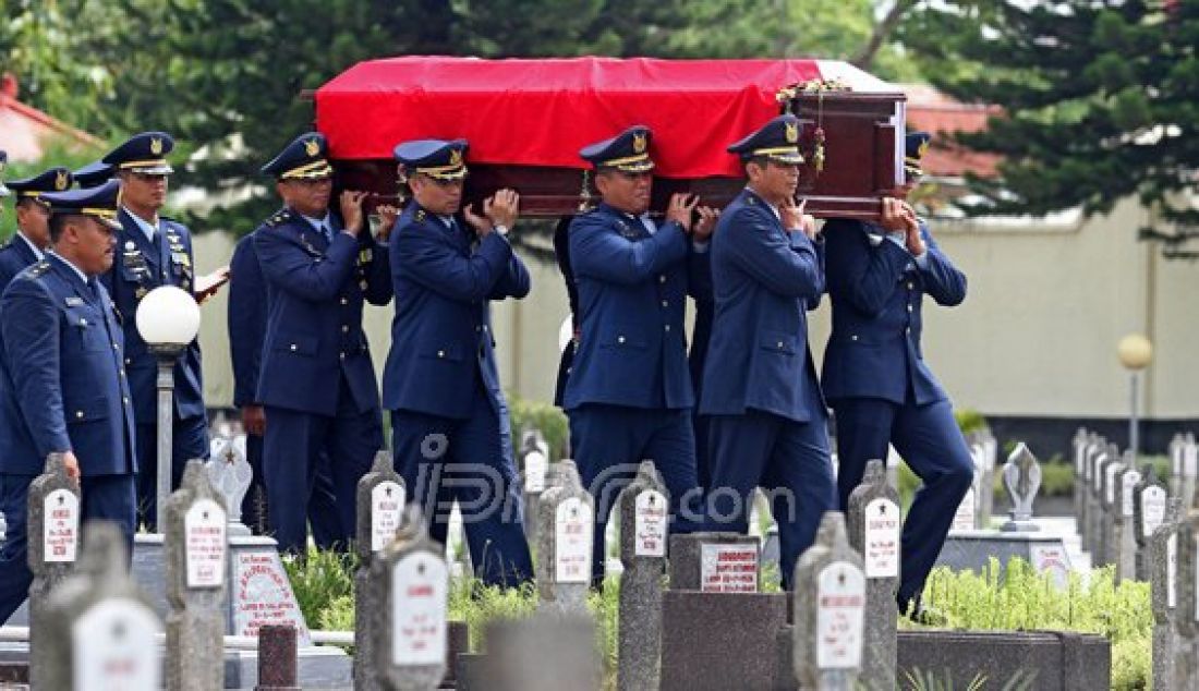 Personil TNI AU mengusung peti jenazah Mayor Pnb Ivy Safatillah pada prosesi pemakaman secara militer di Taman Makam Pahlawan (TMP) Kusumanegara, Jogjakarta, Kamis (11/2). Foto: Guntur/Radar Jogja/JPNN.com - JPNN.com