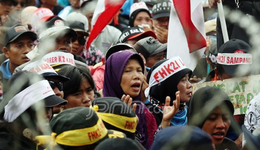 Ribuan honorer K2 melakukan aksi unjukrasa pada hari ke-2 di depan Istana Merdeka, Jakarta, Kamis (11/2). Mereka meminta presiden Jokowi mengangkat honorer K2 menjadi PNS. Foto: Ricardo/JPNN.com - JPNN.com