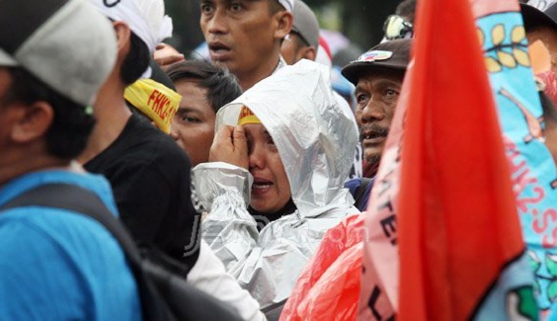 Ribuan honorer K2 melakukan aksi unjukrasa pada hari ke-2 di depan Istana Merdeka, Jakarta, Kamis (11/2). Mereka meminta presiden Jokowi mengangkat honorer K2 menjadi PNS. Foto: Ricardo/JPNN.com - JPNN.com