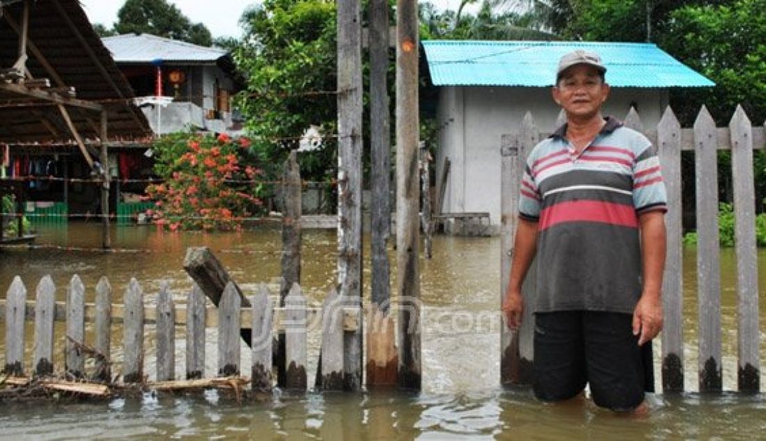Khian Lie, warga Dusun Lubuk Lagak, Desa Lubuk Dagang, Kecamatan Sambas, terpaksa tidak merayakan Imlek karena tertimpa musibah banjir, Kamis (11/2). Foto: Ridho/Rakyat Kalbar/JPNN.com - JPNN.com